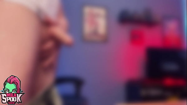 Empregada obediente mamando o chefe e levando leitinho na cara durante o expediente (Completo no RED)